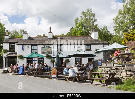 Das Britannia Inn, einem weiß getünchten frei Haus-Country-Pub im Dorf Elterwater, Lake District, Cumbria Stockfoto