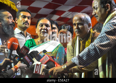 Ahmedabad, Gujarat/Indien. 29. Juli 2014. Gujarat Chief Minister Anandi Patel dankt allen Menschen auf, die Teil des Maha Aarti, Maha-Aarti wird von der Jagannath Tempel Vertrauen auf Sabarmati Fluss in der Nähe von Somnath Bhudar in Ahmedabad, Indien organisiert. Bildnachweis: Nisarg Lakhmani/Alamy Live-Nachrichten Stockfoto