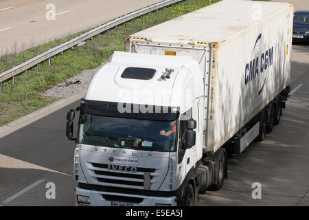 Luftaufnahme von einem Iveco artikuliert LKW Reisen entlang der Autobahn M20 in Kent, England Stockfoto