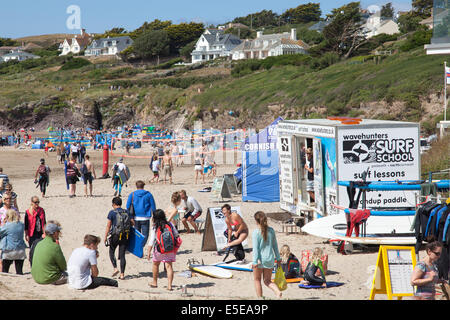 Polzeath, Cornwall, UK. 28. Juli 2014. Warme Sonne auf Polzeath Strand auf der ersten vollen Woche des Vereinigten Königreichs Sommer Schulferien. Bildnachweis: Mark Richardson/Alamy Live-Nachrichten Stockfoto