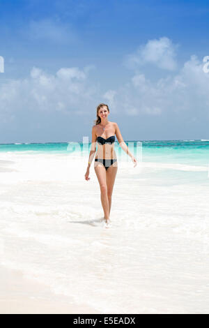 Eine schöne junge Frau im Bikini am Strand Stockfoto