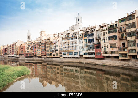 Kathedrale von Girona und farbenfrohe Gebäude am Ufer des Onyar in Girona, Katalonien, Spanien Stockfoto