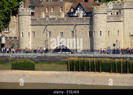 London, UK, 29. Juli 2014, viele Gefangene des Angeklagten Tudors des Verrats eingegeben den Tower of London durch die Traitors' Gate aus der Themse wo sie inhaftiert und hingerichtet wurden. Das Tor wurde von Edward i., ermöglichen einen Wassertor-Eingang zum Turm gebaut. Royals, darunter Ann Boleyn und Piraten Captain Kidd und William Wallace einschließlich wurden durch dieses Tor gebracht. Stockfoto