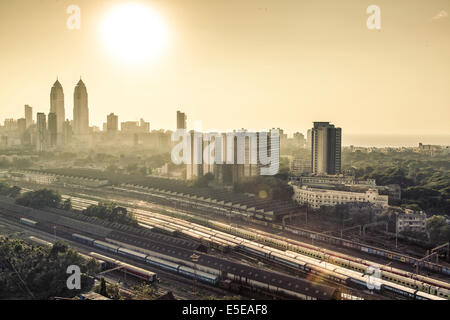 Blick auf den Sonnenuntergang der Gleisanlagen und die Skyline des modernen Mumbai zeigt der kaiserlichen Doppelturm wohnen-Wolkenkratzers komplexe Stockfoto