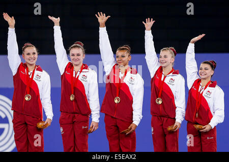 Glasgow, Schottland. 29. Juli 2014. Glasgow 2014 Commonwealth Games Day 6. Künstlerische Gymnastik. Die England-Team von Rebecca Downie, Ruby Harrold, Claudia Fragapane, Kelly Simm und Hannah Whelan feiern auf dem Podium nach dem Gewinn der Goldmedaille im Damen-Team-Finale. Bildnachweis: Aktion Plus Sport/Alamy Live-Nachrichten Stockfoto