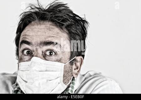 Hispanische Arzt mit Gesichtsmaske. Stockfoto