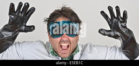 Verrückte Wissenschaftler eine Schutzbrille und Handschuhe tragen. Stockfoto