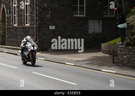 Michael Dunlop fahren einen BMW, der Senior Rennen auf der Isle Of Man TT 2014. Stockfoto