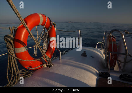 Boot-Lebensretter. Dolphin watch Sonnenaufgangstour, Cala Ratjada, Mallorca, Balearen, Spanien im Juli. Stockfoto