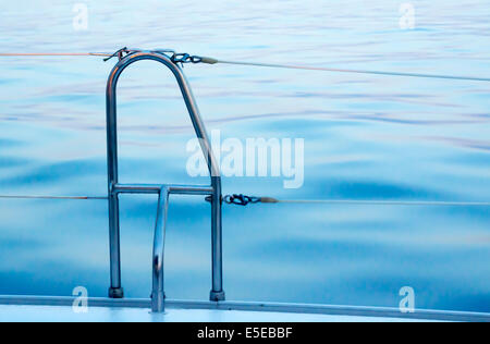 Ruhigen blauen Wasser. Dolphin watch Sonnenaufgangstour, Cala Ratjada, Mallorca, Balearen, Spanien im Juli. Stockfoto