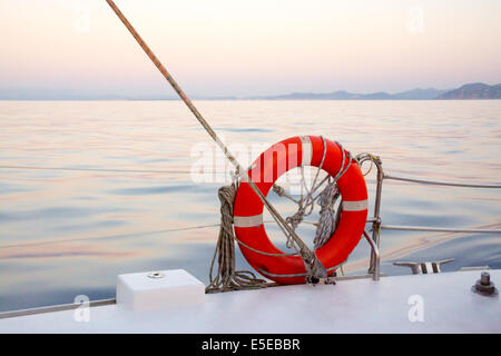 Sicherheit Boje. Dolphin watch Sonnenaufgangstour, Cala Ratjada, Mallorca, Balearen, Spanien im Juli. Stockfoto