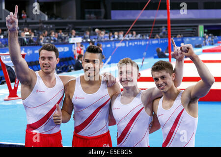 SSE Hydro, Glasgow, Schottland, Großbritannien, Dienstag, Juli 2014. Vier der englischen Artistic Turntics Teams feiern den Goldsieg bei den Commonwealth Games 2014 in Glasgow. Von links nach rechts. Kristian Thomas, Louis Smith, Nile Wilson und Max Whitlock Stockfoto