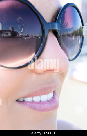 London Eye spiegelt sich in eine Frau Sonnenbrillen, London, UK Stockfoto
