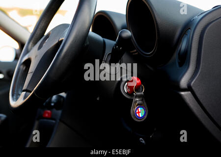 Schlüssel in der Zündung eines Alfa Romeo 156 Auto links Stockfoto