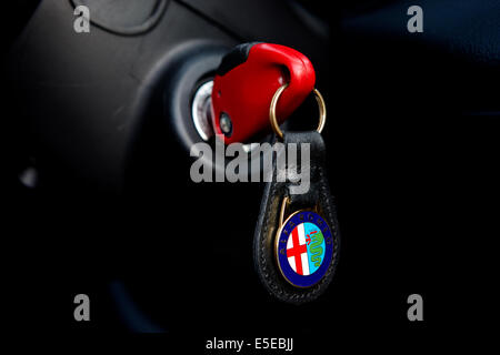 Schlüssel in der Zündung einen Alfa Romeo 156 Stockfoto