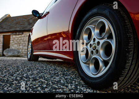 Alu-Felgen und neuen Reifen auf einem Alfa Romeo 156 Stockfoto