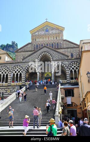 Touristen auf den Stufen, die von der Piazza del Duomo zur Kathedrale von Sant'Andrea, Amalfi, Italien, führen Stockfoto