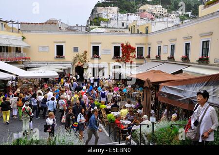 Blick von einer erhöhten Position mit Blick auf die überfüllte Piazza Umberto 1, Capri Town auf der Insel Capri, Italien. Stockfoto