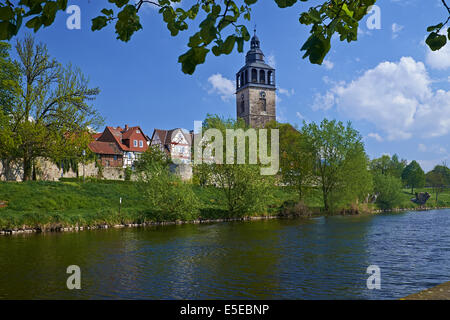 St. Crucis-Kirche mit Stadtmauer in Bad Sooden-Allendorf, Hessen, Deutschland Stockfoto