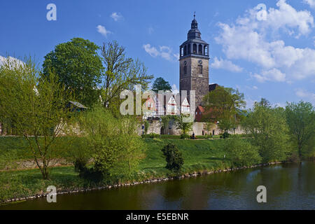 St. Crucis-Kirche mit Stadtmauer in Bad Sooden-Allendorf, Hessen, Deutschland Stockfoto