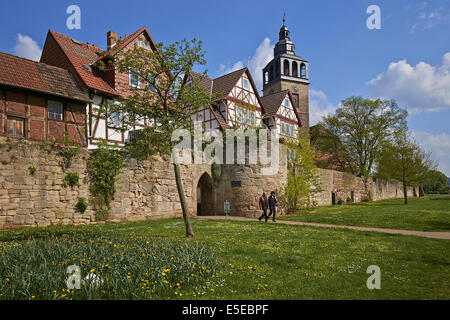St. Crucis-Kirche mit Stadtmauer in Bad Sooden-Allendorf, Hessen, Deutschland Stockfoto