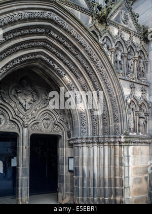 St. Giles Cathedral steingeschnitztes Portal-Tympanum und Archive Stockfoto