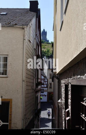 Cochem Kaiserburg oder Cochem, ist zwischen den Gebäuden in der Stadt Cochem an der Mosel River, Deutschland erblickt. Stockfoto