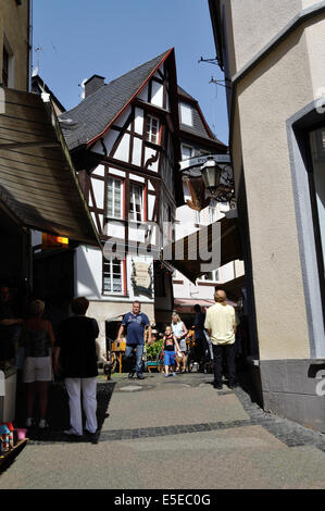 Eine schmale Straße und eine halbe Fachwerkhaus Gebäude in Cochem, Deutschland. Stockfoto