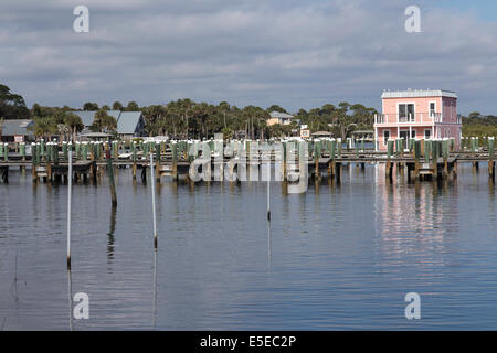 Moderne große Hausboot in Marina, Flagler Beach, FL, USA Stockfoto