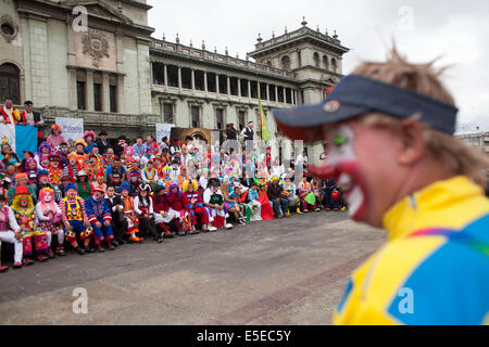 Guatemala-Stadt, Guatemala. 29. Juli 2014. Clowns nehmen Teil an der sechsten lateinamerikanischen Kongress der Clowns-Parade, im historischen Zentrum von Guatemala-Stadt, Hauptstadt von Guatemala, am 29. Juli 2014. Bildnachweis: Luis Echeverria/Xinhua/Alamy Live-Nachrichten Stockfoto