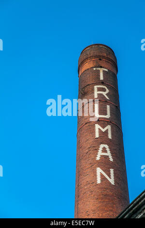 Schornstein die Old Truman Brewery im Londoner East End Stockfoto