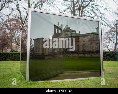 Scottish National Gallery of Modern Art, zwei-Wege-Spiegel Parallelogramme trat mit einer Seite ausgewogen, Dan Graham Skulptur Stockfoto