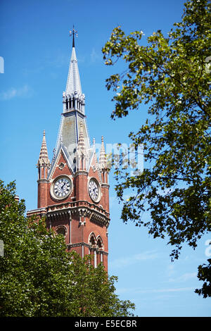 Detail der Uhrturm, Bahnhof St. Pancras International. Stockfoto