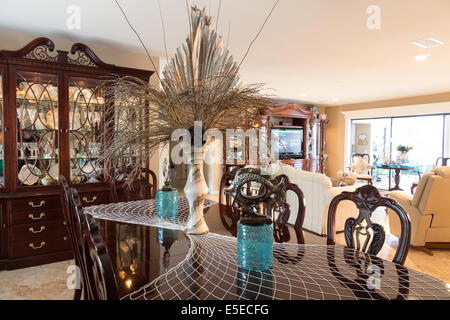 Showcase Dining Room Interior mit Tisch und Curio Schrank, USA Stockfoto