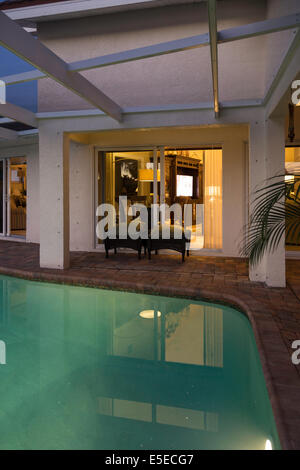 Showcase House mit Privatvorführung In Pool at Night, FL, USA Stockfoto