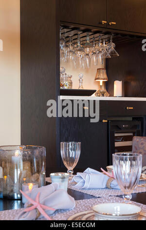 Bar mit Esstisch mit Maßgedecke im Vordergrund Stockfoto