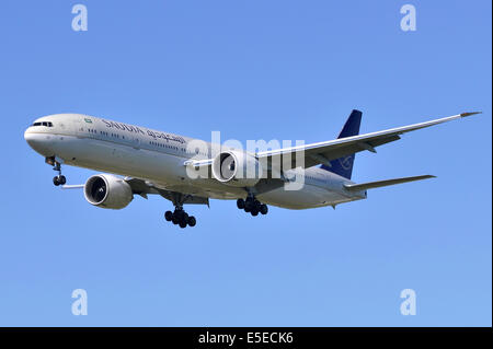 Boeing 777 betrieben von Saudi Arabian Airlines (Saudia) im Landeanflug auf dem Flughafen London Heathrow Stockfoto