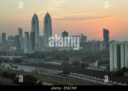 Sonnenuntergang über Mumbai Hauptbahnhof zeigt die Imperial twin-tower Wohnwolkenkratzer complex, central Mumbai, Indien Stockfoto