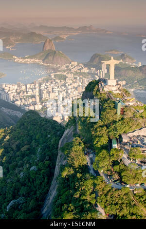 Luftbild von der Christus-Statue auf dem Corcovado-Berg mit dem Zuckerhut und die Guanabara-Bucht, Rio De Janeiro, Brasilien Stockfoto