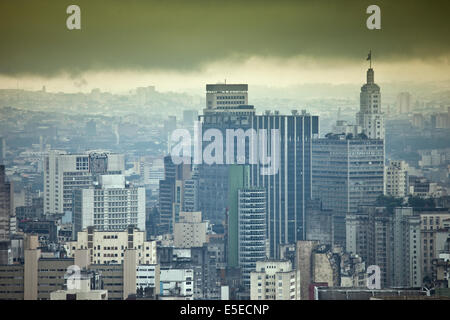 Skyline der Stadt Sao Paulo unter schweren Wolke Brasilien Stockfoto