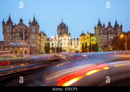 Der Chhatrapati Shivaji Terminus, ehemals Victoria Terminus im Feierabendverkehr, Zentrum von Mumbai, Indien Stockfoto