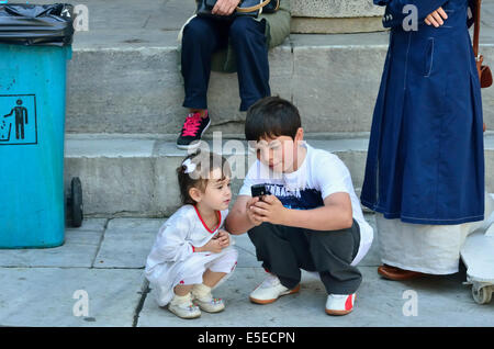 Jungen zeigen jüngere Schwester fotografiert hat er auf einem Smartphone, Yeni Cami, Istanbul, Türkei-130910 71121 Stockfoto