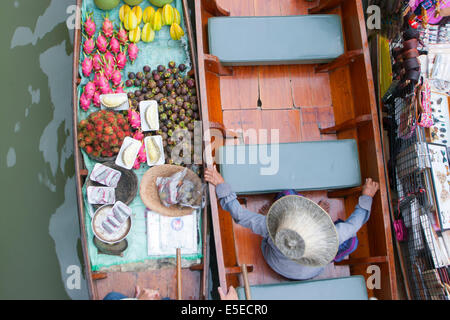 Erhöhten Blick eines Händlers auf dem schwimmenden Markt von Damnoen Saduak, Thailand Stockfoto