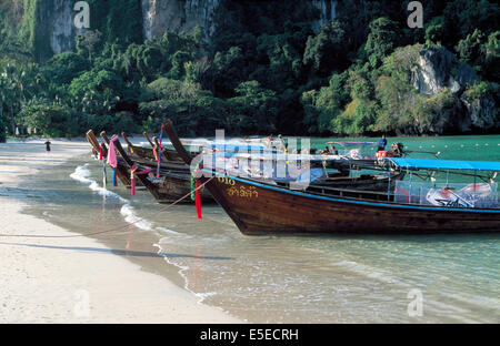 Long tail Boote auf Ray legen Beach in Krabi, Thailand Stockfoto