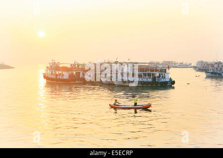 Ansicht eines Angeln skiff vorbei angelegten Boote im Hafen vom Gateway of India, Mumbai, Maharashtra, Indien Stockfoto