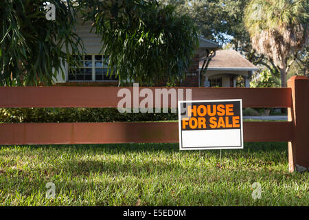 Ranch Style House with für Verkaufsschild am vorderen dekorativen hölzernen Zaun, USA Stockfoto