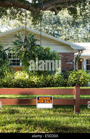 Ranch Style House with für Verkaufsschild am vorderen dekorativen hölzernen Zaun, USA Stockfoto
