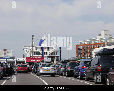 Passagiere und Fahrzeuge warten auf die Wightlink Portsmouth nach Ryde Isle Of Wight Fähre Bord Stockfoto