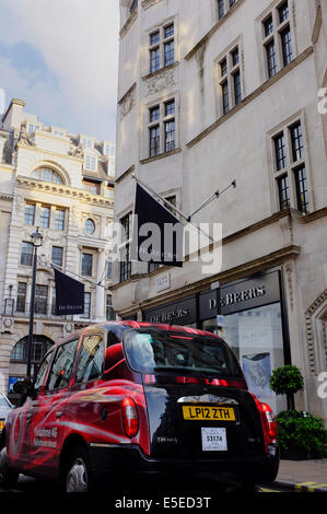 London Taxi & DE BEERS Juwelier auf Old Bond Street Stockfoto