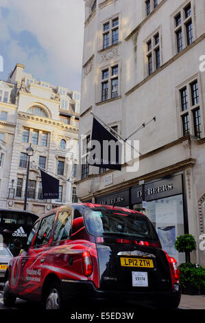 London Taxi & DE BEERS Juwelier auf Old Bond Street Stockfoto